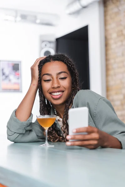 African American Woman Using Smartphone Glass Cocktail Cafe — Stockfoto