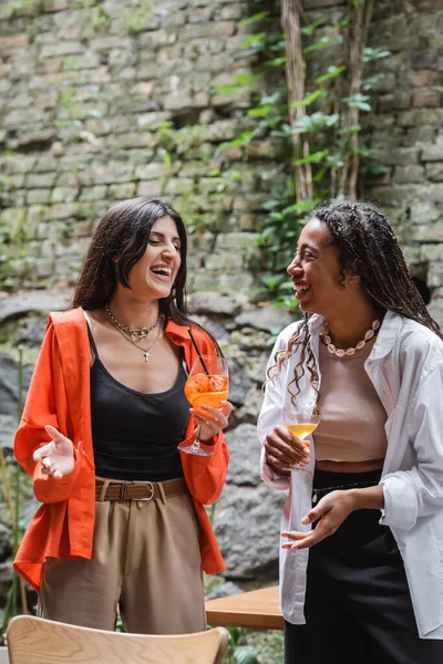 Happy Multiethnic Friends Talking Holding Cocktails Cafe Terrace — Fotografia de Stock