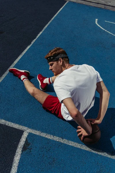 Top View Redhead Basketball Player Sitting Court Ball — Fotografia de Stock