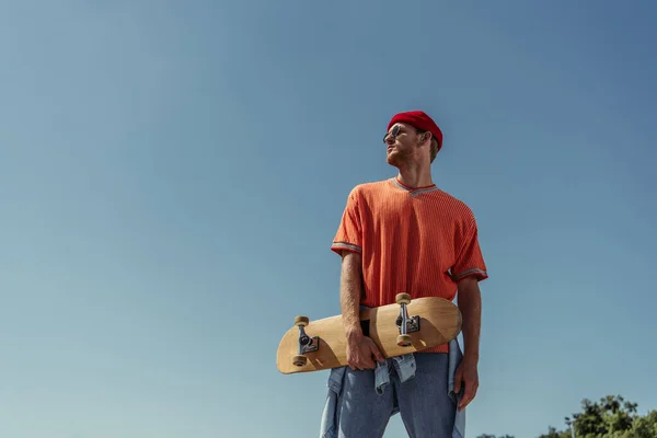 Low Angle View Man Sunglasses Beanie Standing Skate Blue Sky — Stok fotoğraf