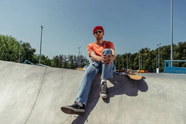 Full Length Stylish Skateboarder Gumshoes Sitting Ramp Skate Park — Zdjęcie stockowe