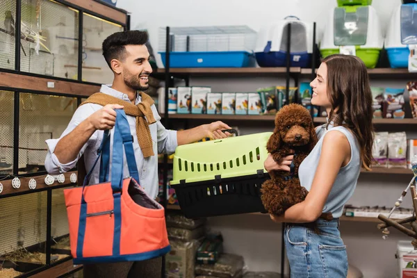 Side View Cheerful Interracial Couple Holding Bag Poodle Pet Shop — 图库照片