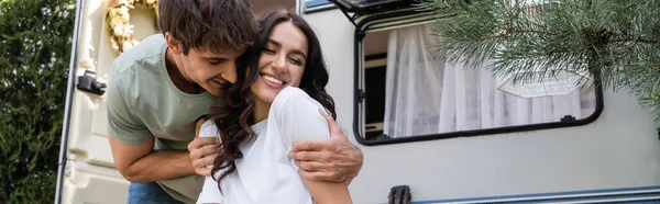Smiling Man Hugging Girlfriend Camper Van Outdoors Banner — Stock Fotó