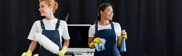 Vrolijke Multi Etnische Schoonmakers Met Stofborstel Vodden Het Kantoor Banner — Stockfoto