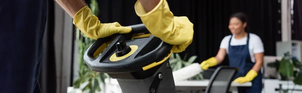 Lastik Eldivenli Bir Adamın Yer Temizleme Makinesinin Yanındaki Görüntüsü Bulanık — Stok fotoğraf