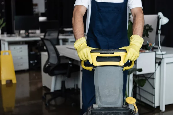 Ausgeschnittene Ansicht Eines Mannes Mit Bodenwaschmaschine Bei Der Arbeit Verschwommenen — Stockfoto