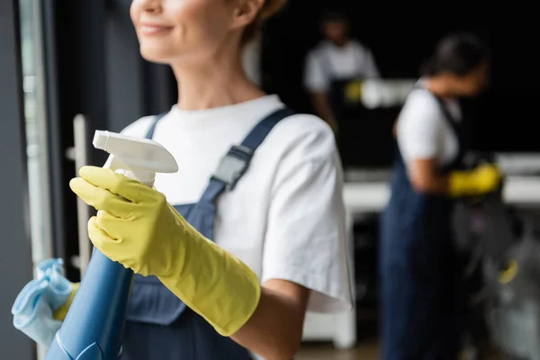 Vista Parcial Mujer Sonriente Guante Goma Sosteniendo Botella Spray Con — Foto de Stock