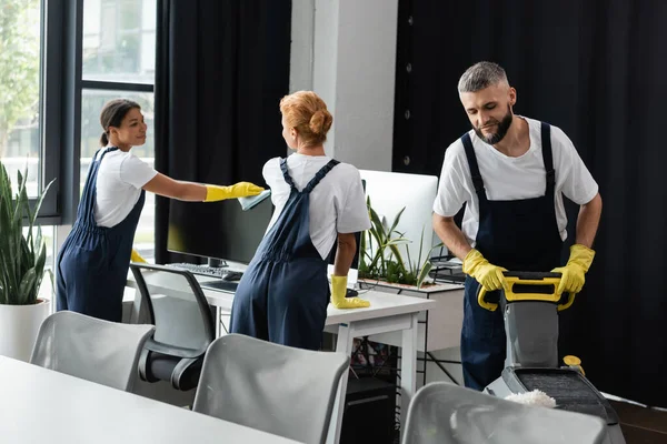 Young Racial Woman Wiping Computer Monitor Colleagues Cleaning Office — Stock Photo, Image