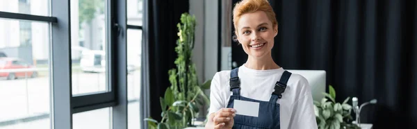 Happy Professional Cleaner Showing Empty Business Card Looking Camera Banner — Stock Photo, Image