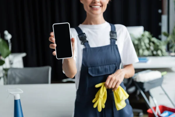 Částečný Pohled Veselá Žena Pracovních Oděvech Ukazující Smartphone Prázdnou Obrazovkou — Stock fotografie