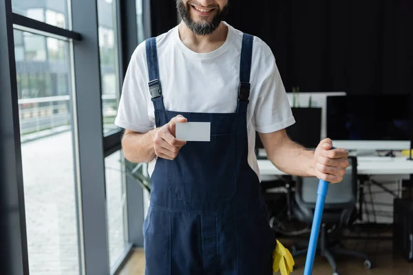 Visão Parcial Homem Sorridente Macacões Segurando Cartão Visita Branco — Fotografia de Stock