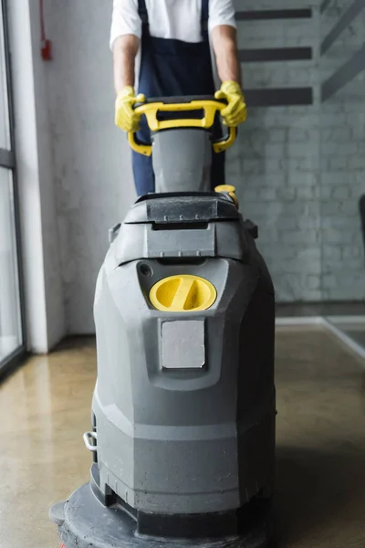 Selective Focus Floor Scrubber Machine Cropped Man Blurred Background — Stock Photo, Image