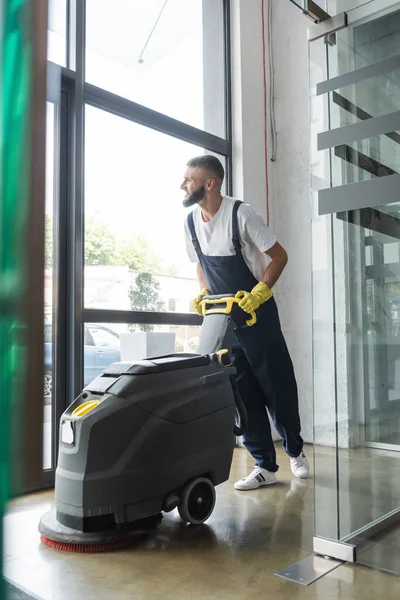 Full Length Bearded Man Professional Floor Scrubber Machine Office — Stock Photo, Image