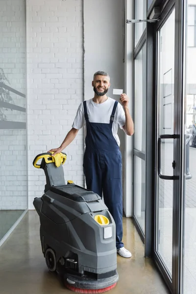 Full Length Happy Cleaner Showing Blank Business Card Floor Scrubber — Stock Photo, Image