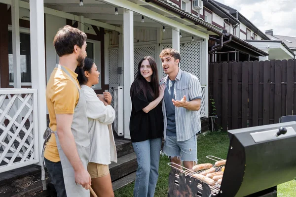 Pareja Positiva Hablando Con Amigos Interracial Cerca Parrilla Aire Libre — Foto de Stock