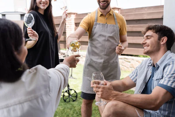 Man Schort Giet Wijn Buurt Multi Etnische Vrienden Met Glazen — Stockfoto