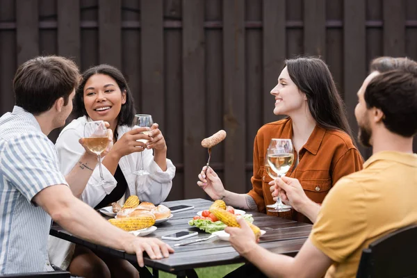 Vrolijke Multi Etnische Vrienden Houden Bril Met Wijn Het Hebben — Stockfoto