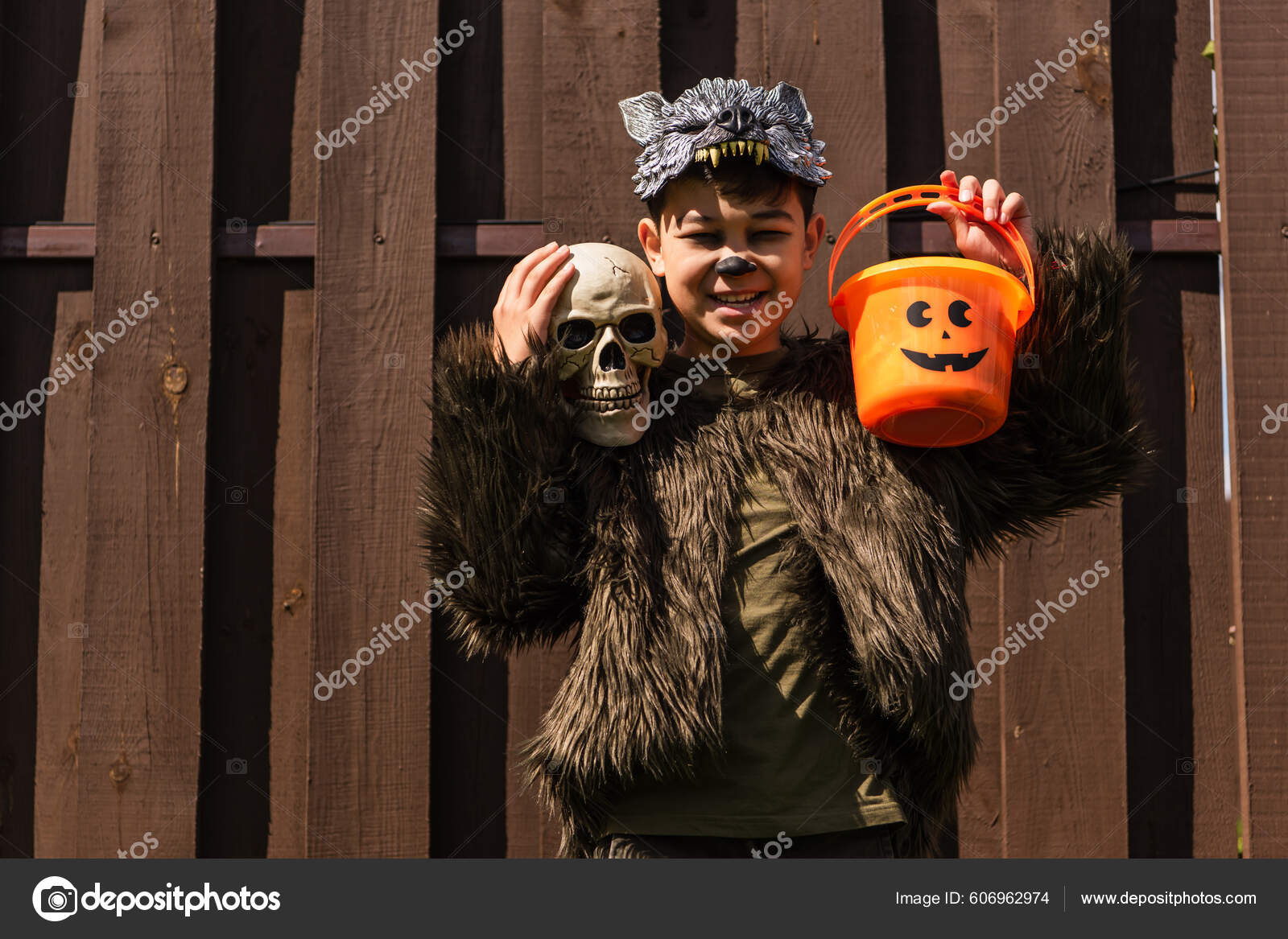 Alegre Ásia Menino Lobisomem Fantasia Segurando Crânio Halloween Balde —  Foto © HayDmitriy #606962974, image size:1600x1167
