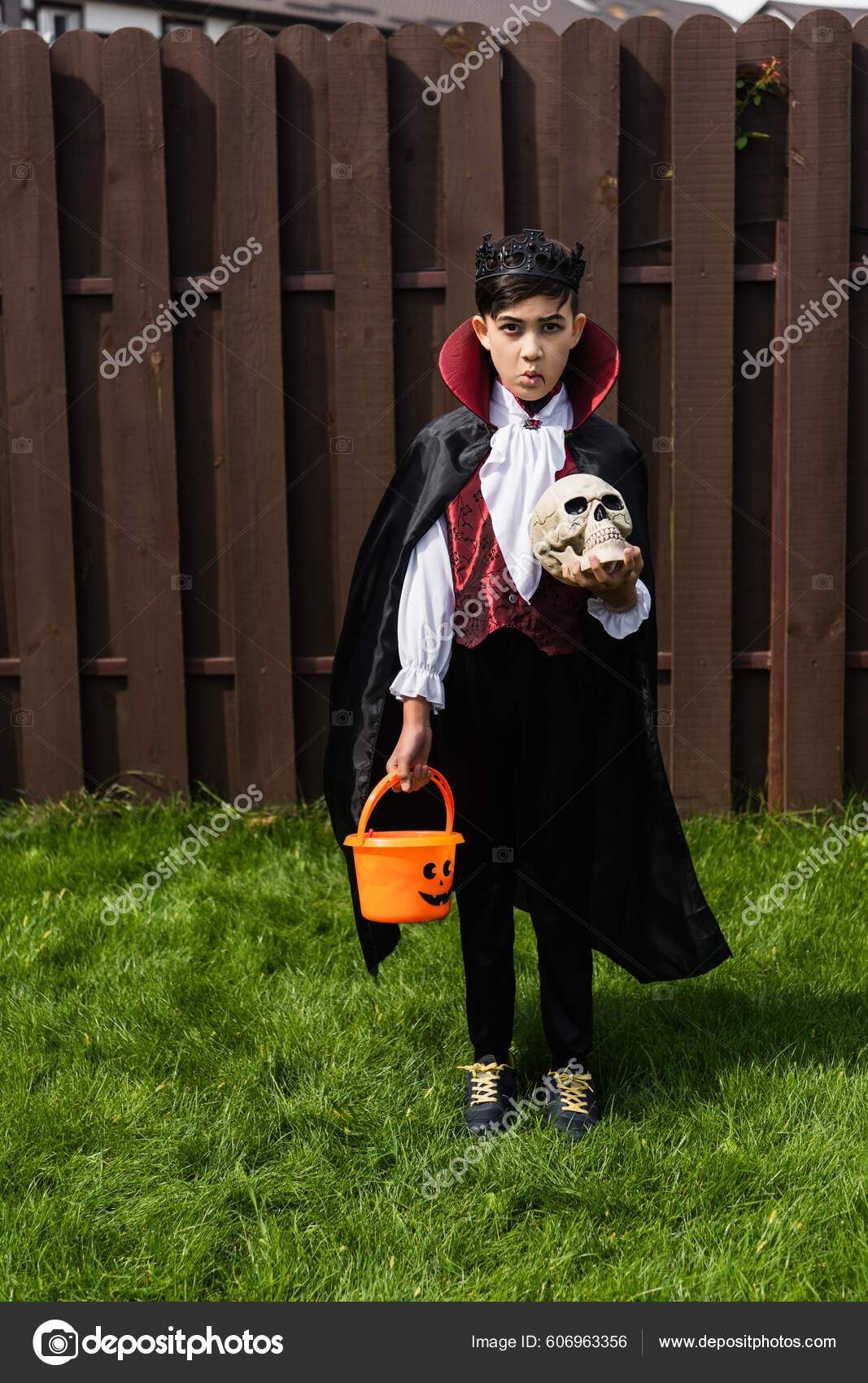 Homem Alegre Na Fantasia De Vampiro De Halloween Foto de Stock