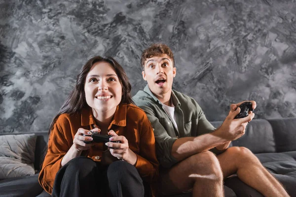 Quiiv Ucrânia Julho 2022 Amigos Alegres Segurando Joysticks Jogando Videogame — Fotografia de Stock