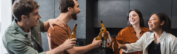 Щасливі Багатоетнічні Друзі Посміхаються Смердять Пляшки Пива Кухні Банер — стокове фото
