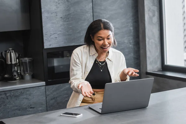 Glückliche Birassische Frau Gestikuliert Während Videoanruf Auf Laptop Küche — Stockfoto