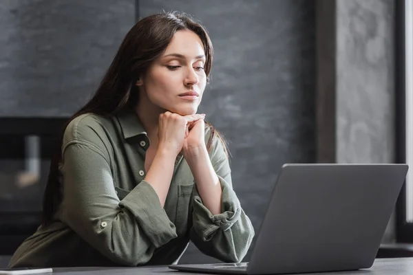 Mujer Joven Camisa Verde Mirando Computadora Portátil Mientras Trabaja Desde — Foto de Stock