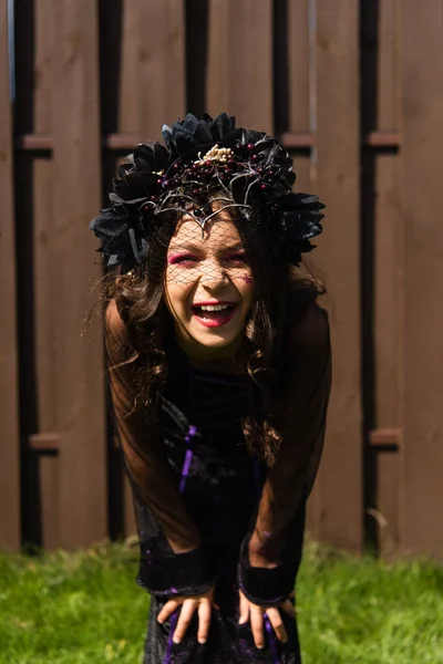 Alegre Chica Halloween Traje Negro Corona Riendo Cámara Aire Libre — Foto de Stock