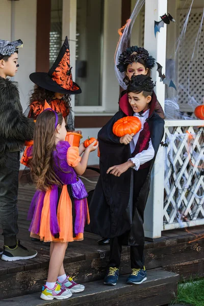 Mezirasové Děti Kostýmech Drží Dýně Při Oslavě Halloween Dvorku — Stock fotografie