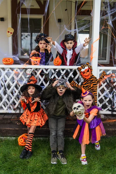 Multietnické Děti Halloween Kostýmy Šklebící Poblíž Jack Lucerny Dvorku — Stock fotografie