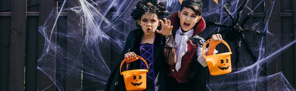 Niños Multiétnicos Sosteniendo Cubos Halloween Haciendo Muecas Cámara Cerca Decoración — Foto de Stock