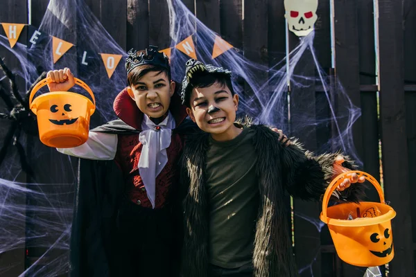 Asijské Děti Make Grimacing Kameru Při Držení Vědra Během Halloween — Stock fotografie