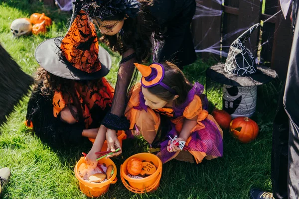 Preteen Girls Halloween Costumes Taking Candies Buckets Backyard — Stock Photo, Image