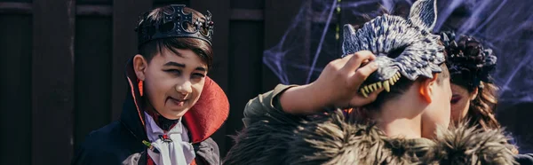 Sonriendo Niño Asiático Traje Maquillaje Mirando Cámara Cerca Amigos Durante — Foto de Stock