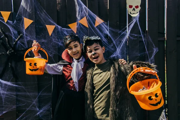 Asijské Děti Drží Halloween Kbelíky Bonbóny Blízkosti Pavučiny Plot Během — Stock fotografie