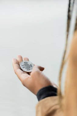 KYIV, UKRAINE - 27 Nisan 2022: Afro-Amerikan iş kadınının elindeki bitcoin görüntüsü 