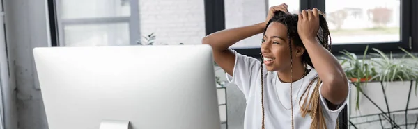 Pozitivní Africký Americký Manažer Dotýkající Vlasů Blízkosti Počítačového Monitoru Kanceláři — Stock fotografie