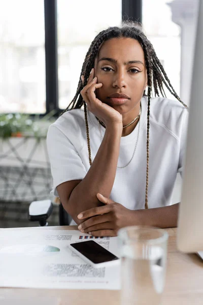 Afroamerikanische Geschäftsfrau Shirt Blickt Die Kamera Der Nähe Von Geräten — Stockfoto