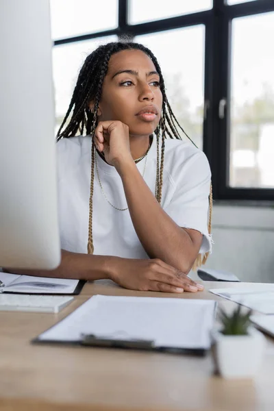 Afričanky Americká Podnikatelka Odvrací Pohled Blízkosti Počítače Schránky Kanceláři — Stock fotografie