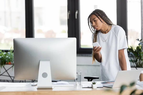 Empresaria Afroamericana Camiseta Con Teléfono Inteligente Cerca Computadoras Papeles Oficina — Foto de Stock