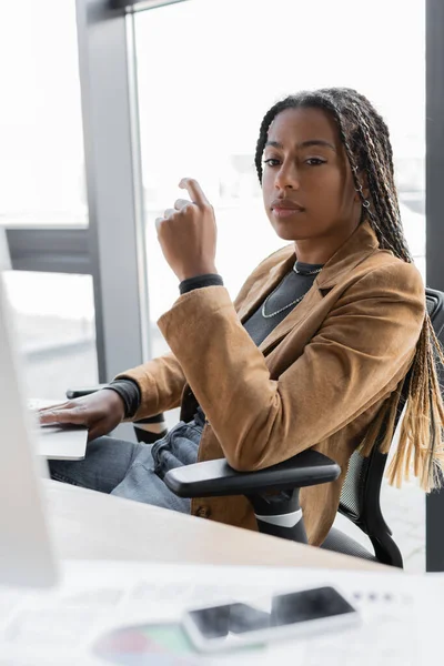 アフリカ系アメリカ人のビジネスマンがノートパソコンを使ってオフィスで — ストック写真