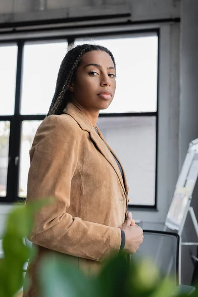 Afričanky Americká Podnikatelka Bundě Při Pohledu Kameru Kanceláři — Stock fotografie