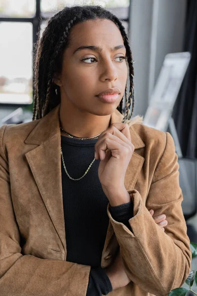 Femeie Afaceri Afro Americană Blazer Uitându Birou — Fotografie, imagine de stoc