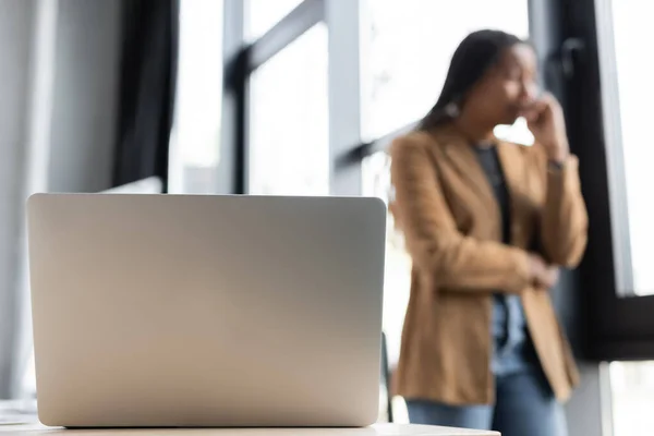 Computadora Portátil Cerca Gerente Afroamericano Borrosa Pie Oficina —  Fotos de Stock