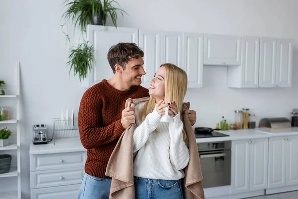 Hombre Cariñoso Sosteniendo Manta Cerca Novia Feliz Suéter Con Taza — Foto de Stock