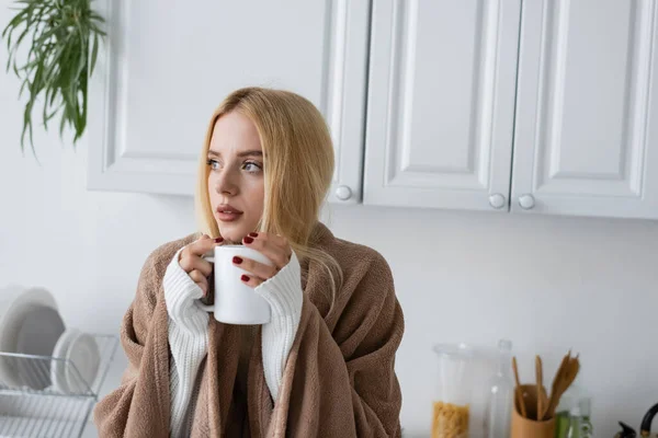 Mladá Blondýna Žena Bílém Svetru Deka Drží Šálek Čaje — Stock fotografie