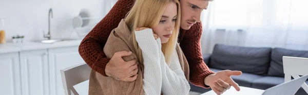 Hombre Suéter Apuntando Computadora Portátil Cerca Novia Joven Suéter Bandera — Foto de Stock