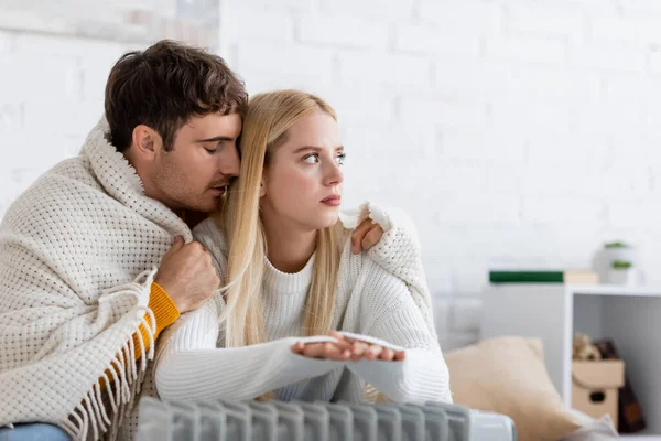 Junges Paar Wärmedecke Gehüllt Neben Modernem Heizkörper — Stockfoto