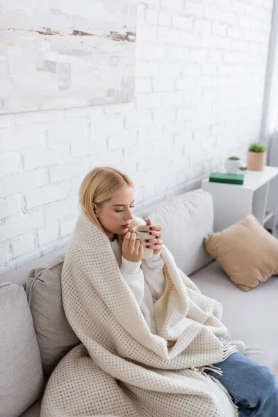 Giovane Donna Bionda Maglione Seduta Coperta Coperta Con Tazza Soggiorno — Foto Stock