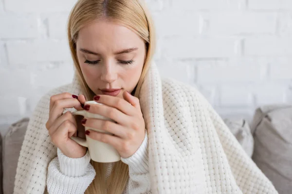 Blonde Woman Knitted Sweater Sitting Covered Blanket Cup Tea Living — Stock Photo, Image